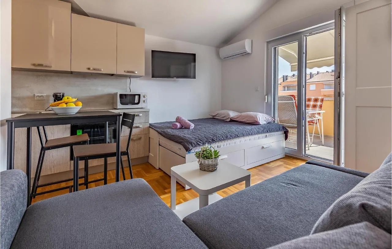 Gorgeous Apartment In Medulin With Kitchen