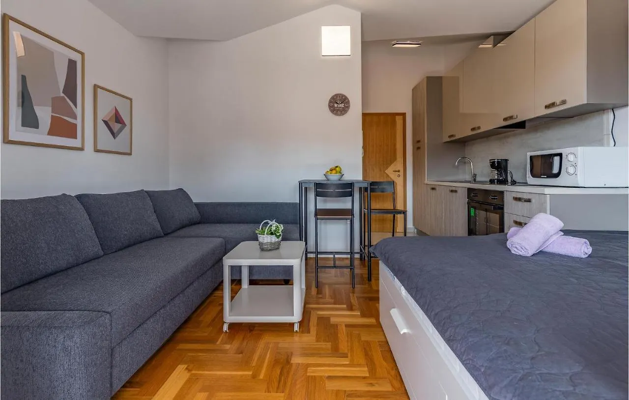 Gorgeous Apartment In Medulin With Kitchen