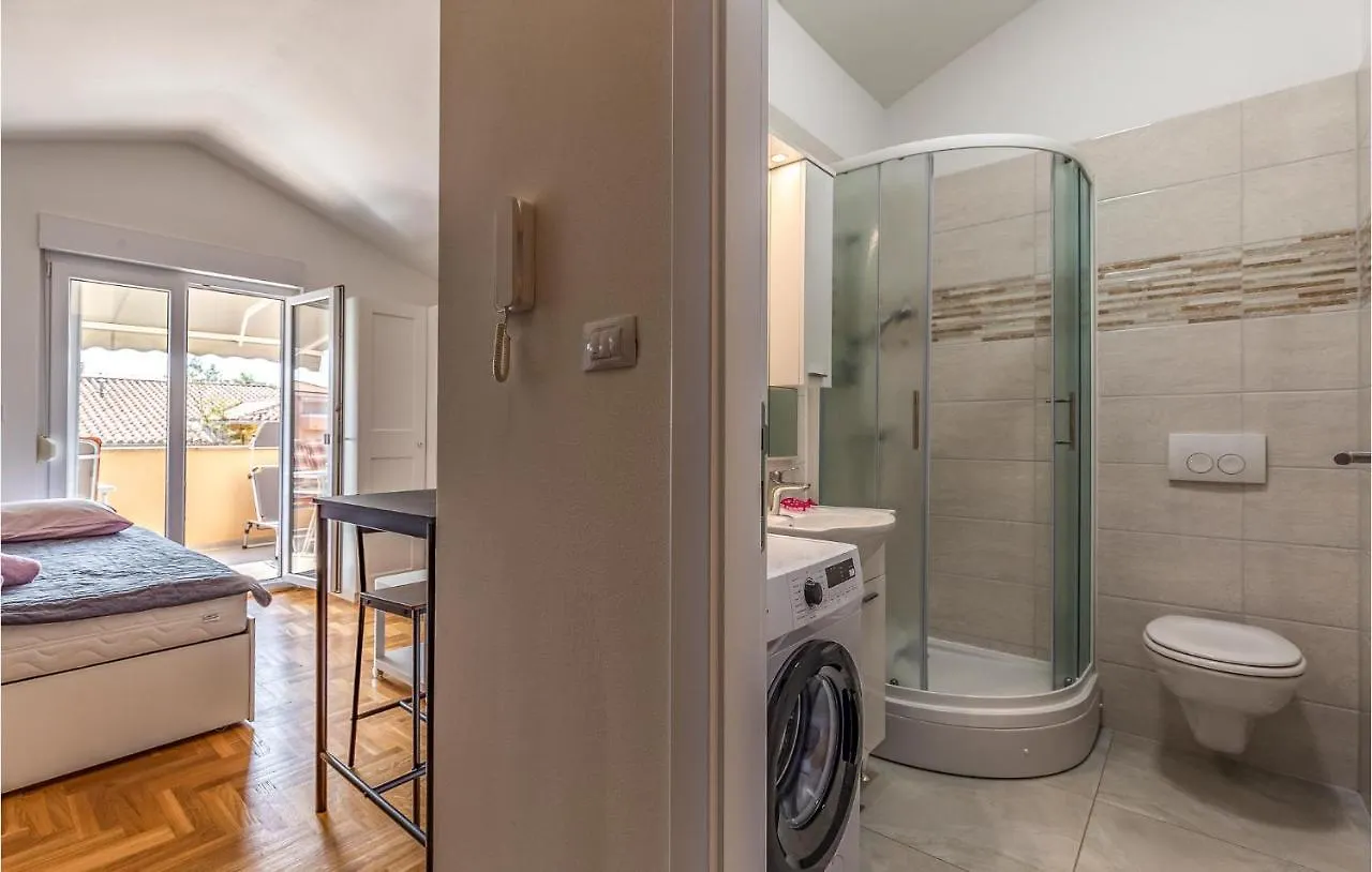 Gorgeous Apartment In Medulin With Kitchen