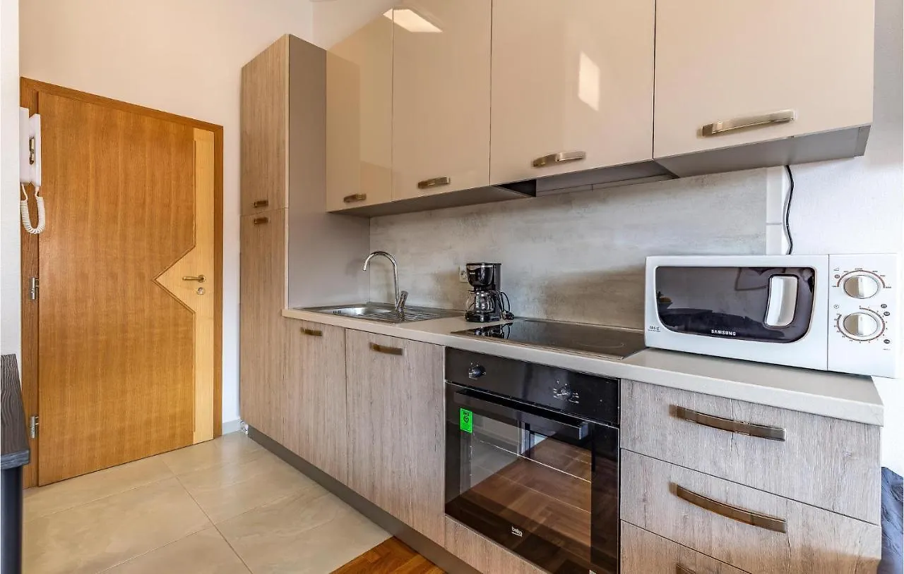 Gorgeous Apartment In Medulin With Kitchen